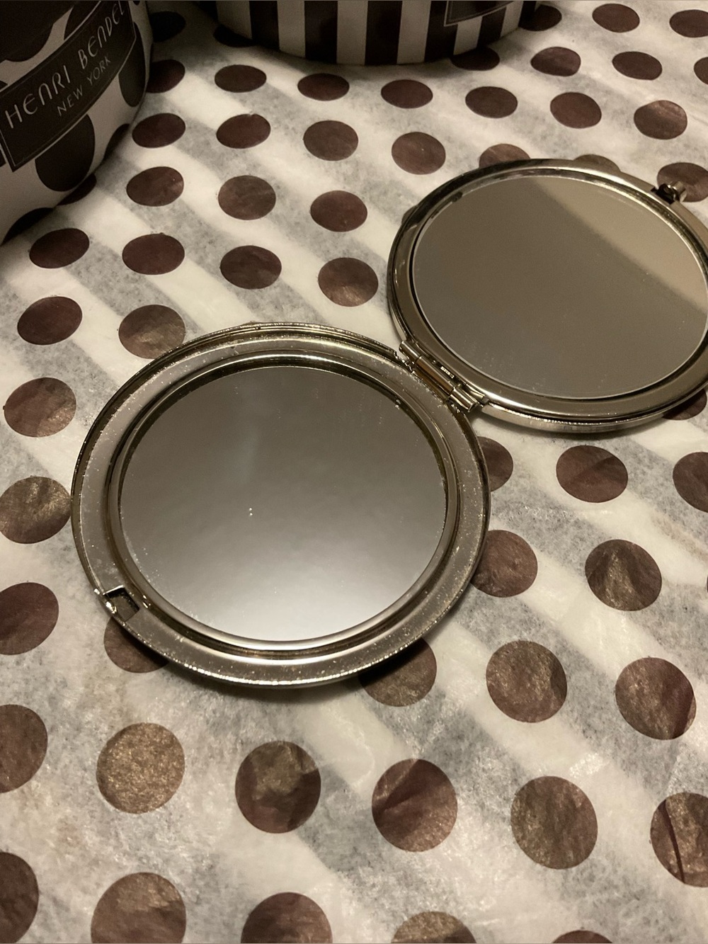 Well Loved Henri Bendel Compact Mirror - PLEASE READ - Picture 9 of 12
